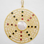 Medalha  de filigrana com rubis, esmeraldas, safiras, e madre pérolas ao centro